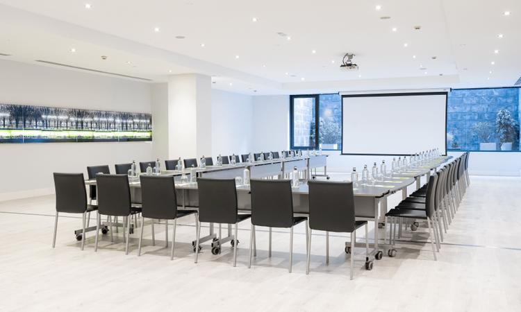 ALAMEDA Hôtel Nuevo Boston Madrid-Aéroport Le salon Alameda est un espace pour événements de 210 m², avec lumière naturelle et d’une capacité de 200 personnes avec sa configuration conférence. Il est équipé de matériels audio-visuels, Wi-Fi gratuit et une décoration exclusive sur mesure. Hôtel Nuevo Boston Madrid-Aéroport