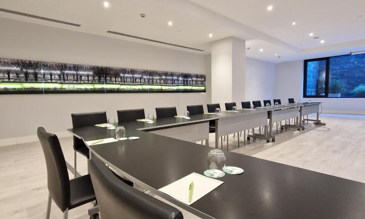 ALAMEDA Hôtel Nuevo Boston Madrid-Aéroport Le salon Alameda est un espace pour événements de 210 m², avec lumière naturelle et d’une capacité de 200 personnes avec sa configuration conférence. Il est équipé de matériels audio-visuels, Wi-Fi gratuit et une décoration exclusive sur mesure. Hôtel Nuevo Boston Madrid-Aéroport