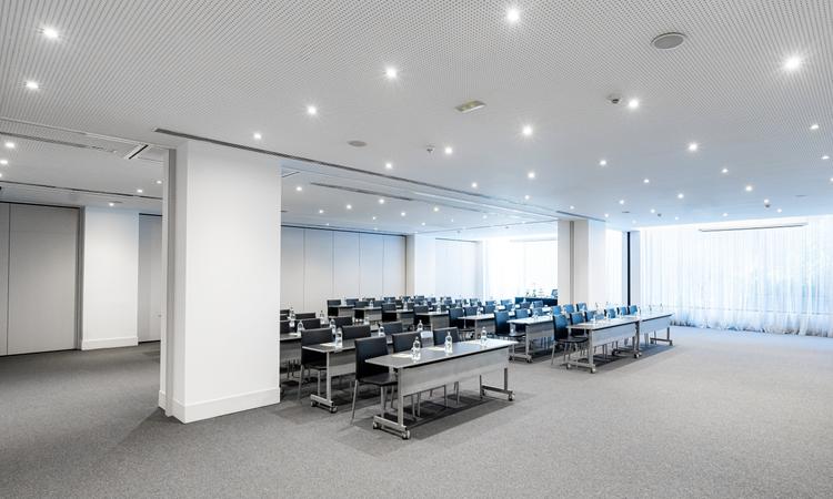 BOTANIQUE A Hôtel Nuevo Boston Madrid-Aéroport L'espace Botánico comprend 3 salles A+B+C, totalisant 264 mètres carrés. Cet espace polyvalent, qui bénéficie de lumière naturelle, a une capacité maximale de 190 personnes en disposition théâtrale, ce qui en fait un lieu idéal pour vos conférences et présentations. De plus, il peut être divisé en deux salles de 100 mètres carrés et une salle supplémentaire de 60 mètres carrés. Toutes sont équipées de systèmes audiovisuels avancés de haute qualité qui garantissent un environnement collaboratif et productif Hôtel Nuevo Boston Madrid-Aéroport