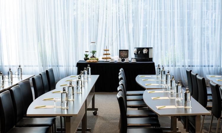 Rosaleda A Hôtel Nuevo Boston Madrid-Aéroport L'espace Rosaleda comprend trois salles A+B+C, totalisant 270 mètres carrés et bénéficiant de lumière naturelle. Il peut être divisé en trois salles fonctionnelles, pouvant accueillir jusqu'à 225 personnes en disposition théâtrale. De plus, nos espaces sont équipés de la technologie nécessaire pour organiser vos réunions et événements de manière efficace Hôtel Nuevo Boston Madrid-Aéroport