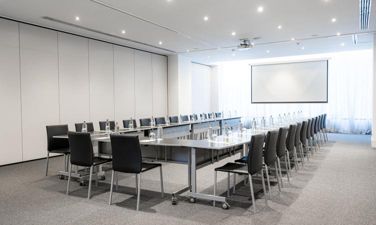 BOTANIQUE A Hôtel Nuevo Boston Madrid-Aéroport L'espace Botánico comprend 3 salles A+B+C, totalisant 264 mètres carrés. Cet espace polyvalent, qui bénéficie de lumière naturelle, a une capacité maximale de 190 personnes en disposition théâtrale, ce qui en fait un lieu idéal pour vos conférences et présentations. De plus, il peut être divisé en deux salles de 100 mètres carrés et une salle supplémentaire de 60 mètres carrés. Toutes sont équipées de systèmes audiovisuels avancés de haute qualité qui garantissent un environnement collaboratif et productif Hôtel Nuevo Boston Madrid-Aéroport