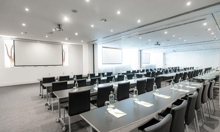 Rosaleda A Hôtel Nuevo Boston Madrid-Aéroport L'espace Rosaleda comprend trois salles A+B+C, totalisant 270 mètres carrés et bénéficiant de lumière naturelle. Il peut être divisé en trois salles fonctionnelles, pouvant accueillir jusqu'à 225 personnes en disposition théâtrale. De plus, nos espaces sont équipés de la technologie nécessaire pour organiser vos réunions et événements de manière efficace Hôtel Nuevo Boston Madrid-Aéroport