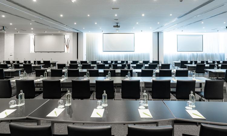 Rosaleda A Hôtel Nuevo Boston Madrid-Aéroport L'espace Rosaleda comprend trois salles A+B+C, totalisant 270 mètres carrés et bénéficiant de lumière naturelle. Il peut être divisé en trois salles fonctionnelles, pouvant accueillir jusqu'à 225 personnes en disposition théâtrale. De plus, nos espaces sont équipés de la technologie nécessaire pour organiser vos réunions et événements de manière efficace Hôtel Nuevo Boston Madrid-Aéroport